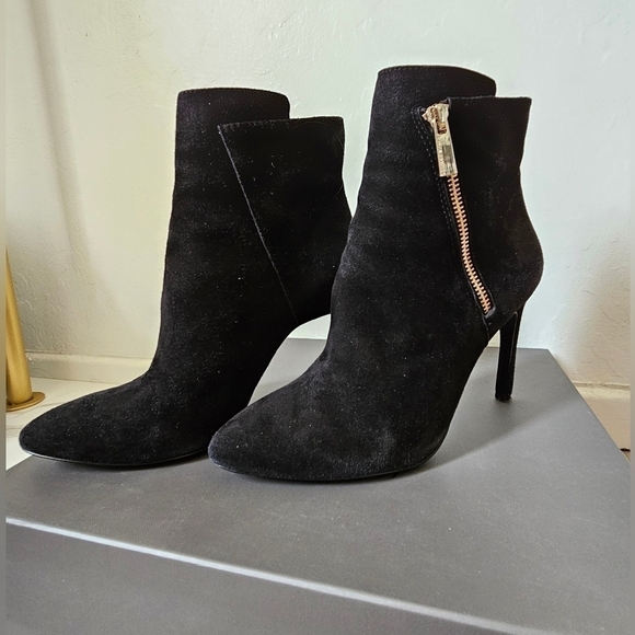 VINCE CAMUTO Black Heeled Boots – Size 7M – With Original Box 🖤👢 - Picture 3 of 9